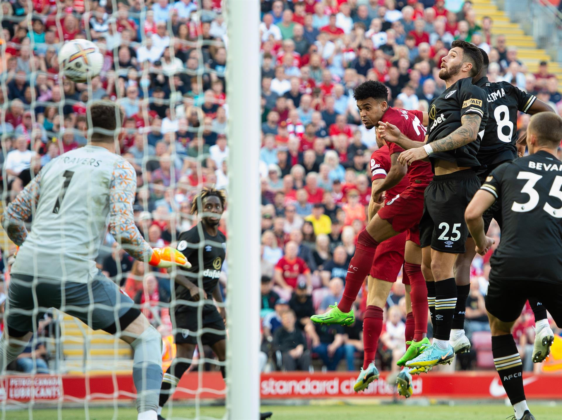 Liverpool aplasta a placer al Bournemouth