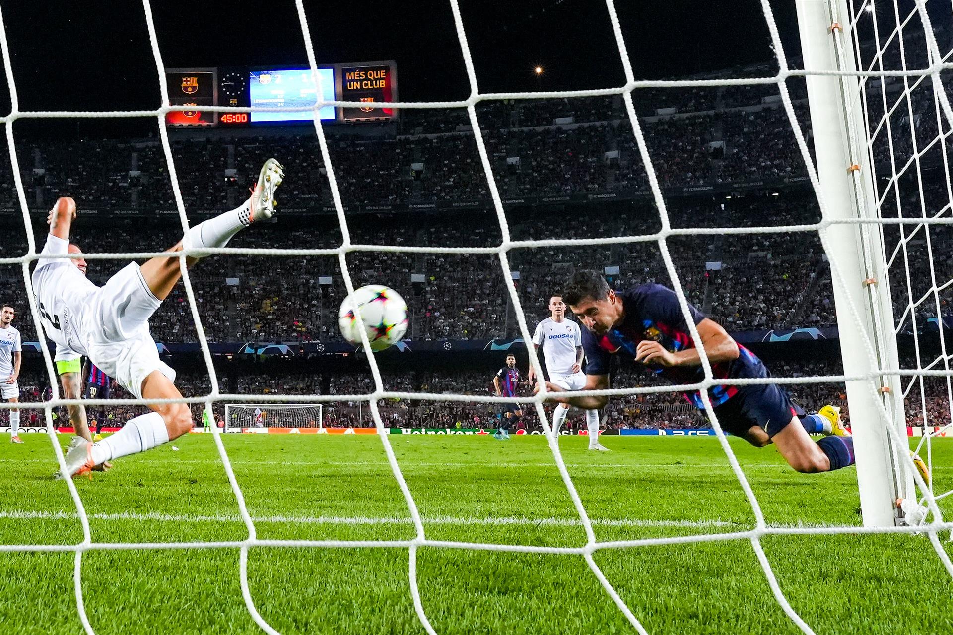 Barcelona golea al Viktoria Pilsen de la mano de Lewandowski