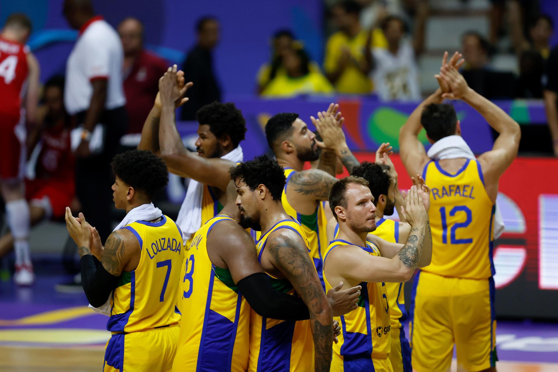 Brasil barre a Colombia en la Copa América de baloncesto