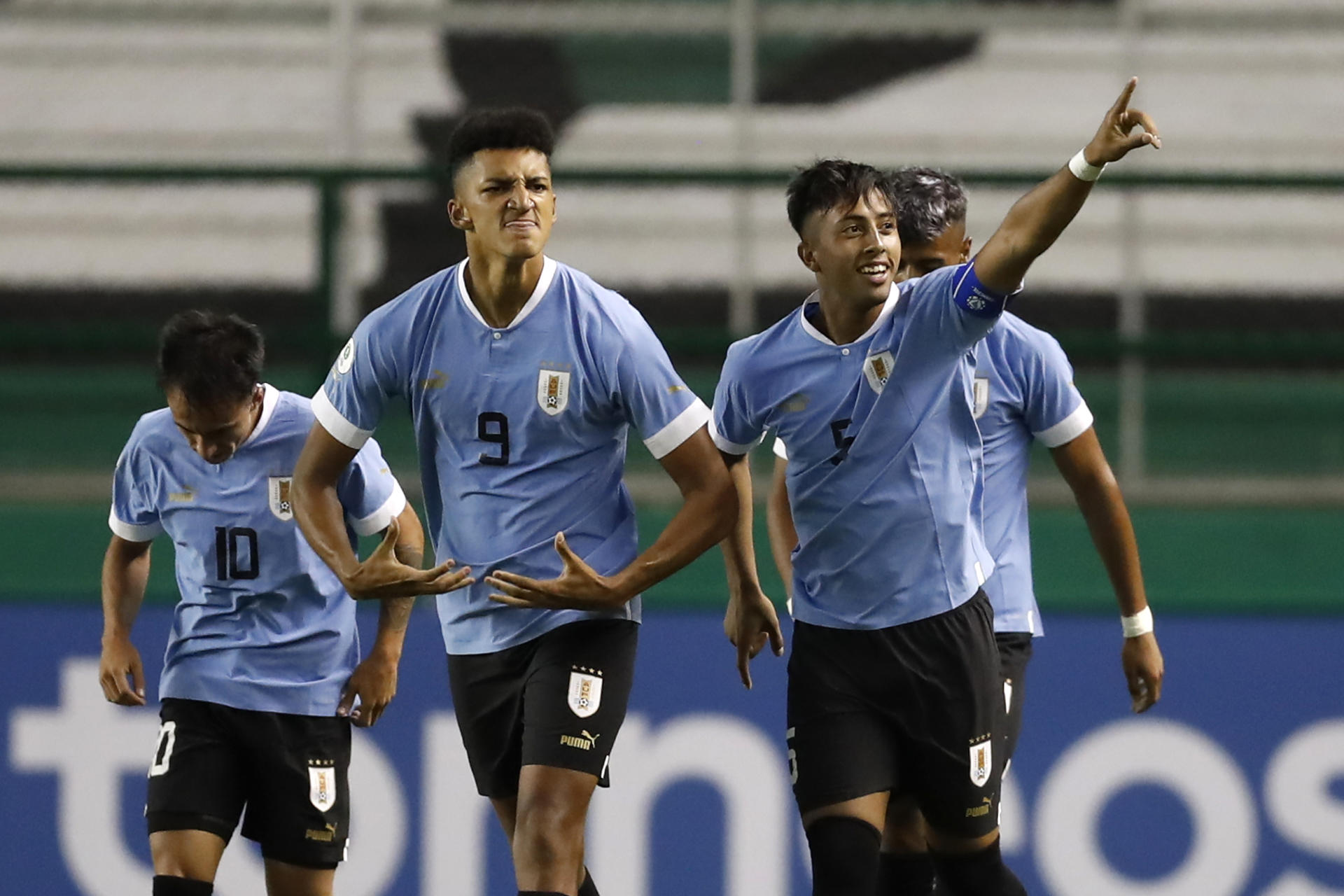 Uruguay aplasta a Chile en su debut en el Sudamericano