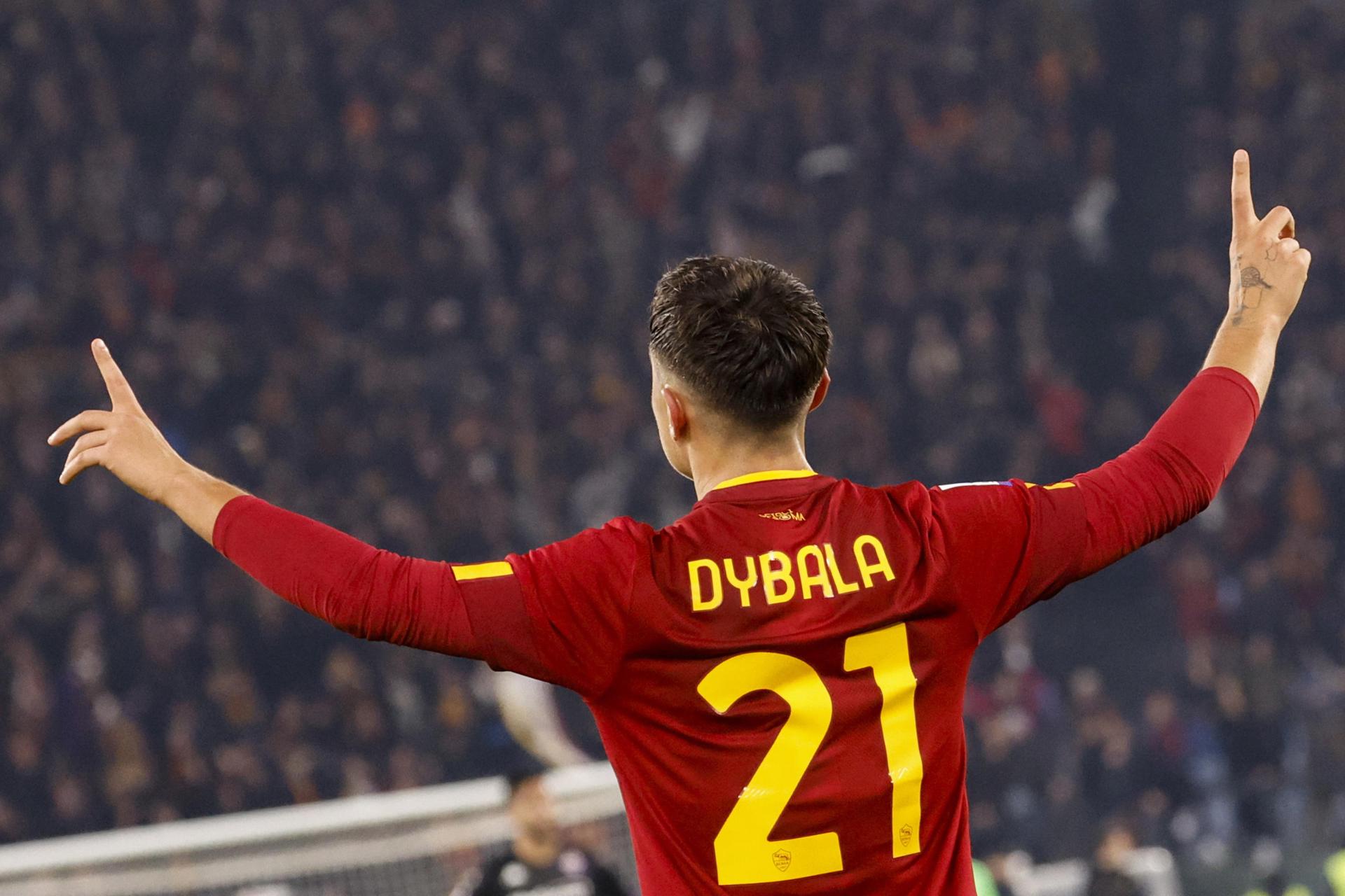 Dybala mantiene al Roma en la puja europea