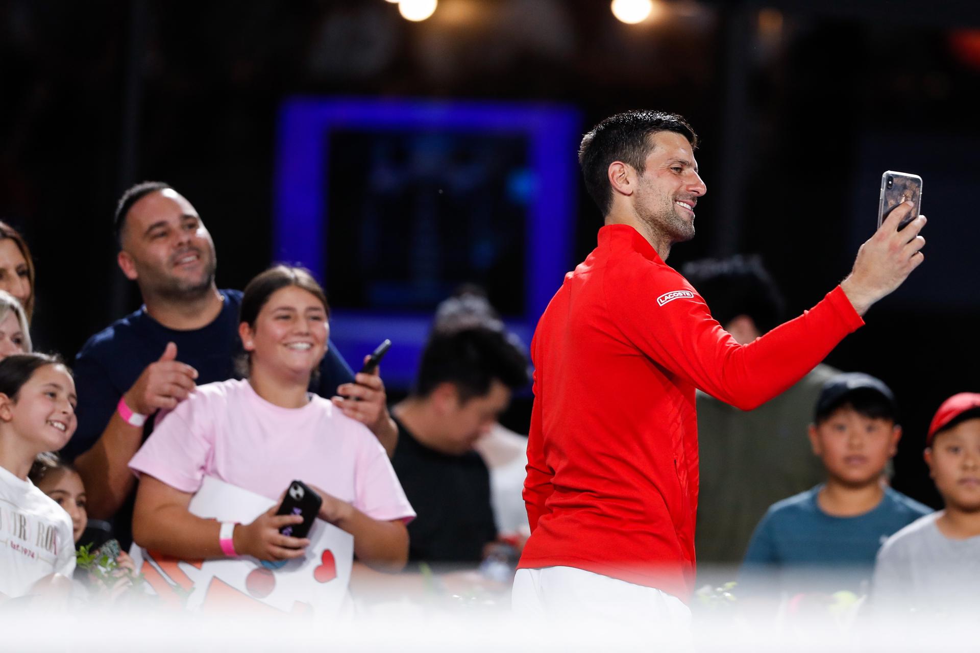 Djokovic no falla ante Medvedev y luchará por el título