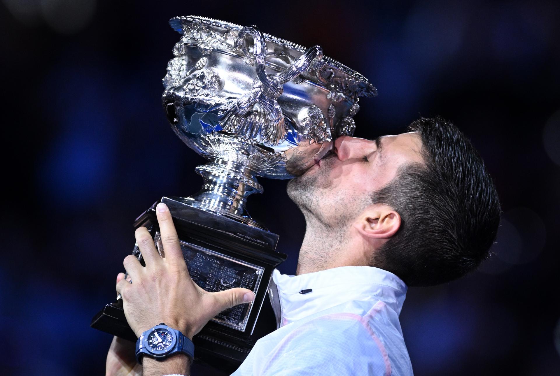 Djokovic aplasta a Tsitsipas e iguala a Nadal con 22 títulos