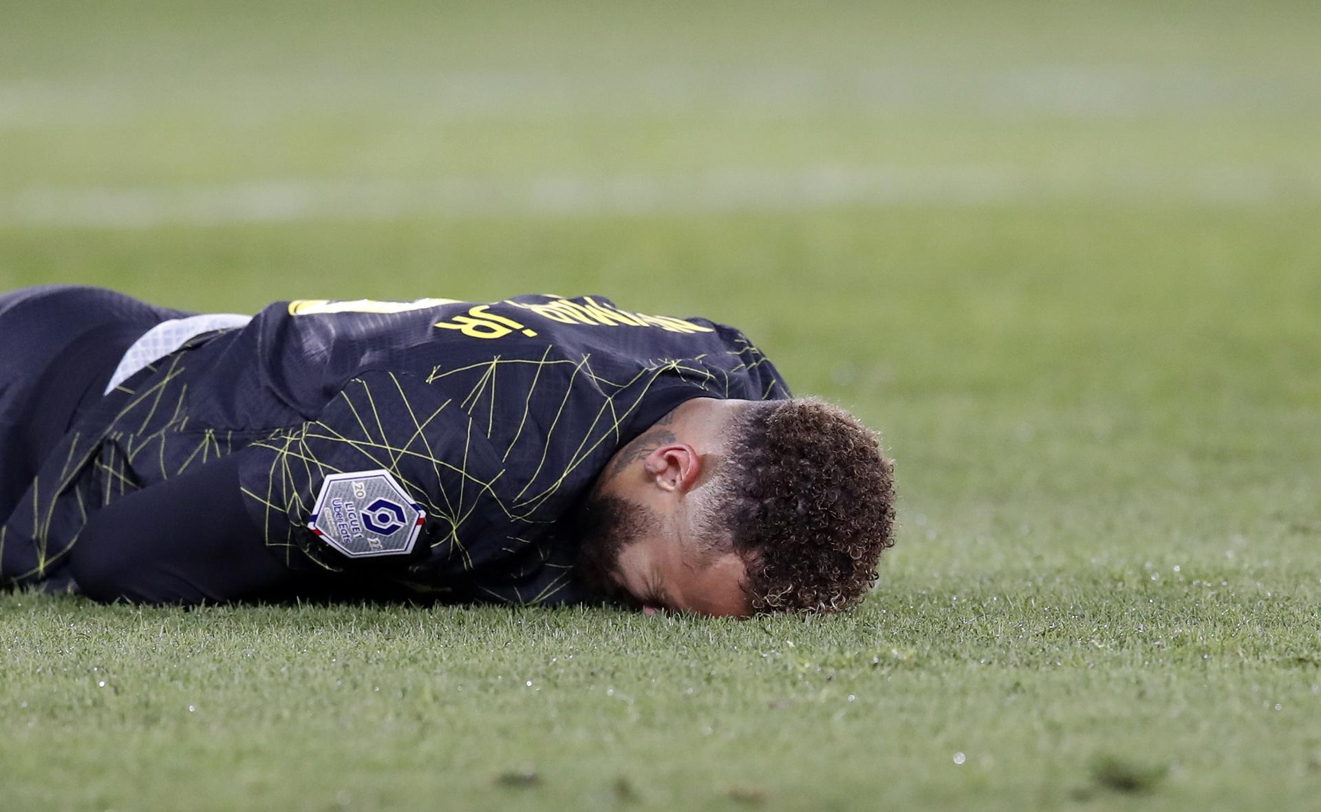 Neymar sufre un esguince de tobillo,…pero