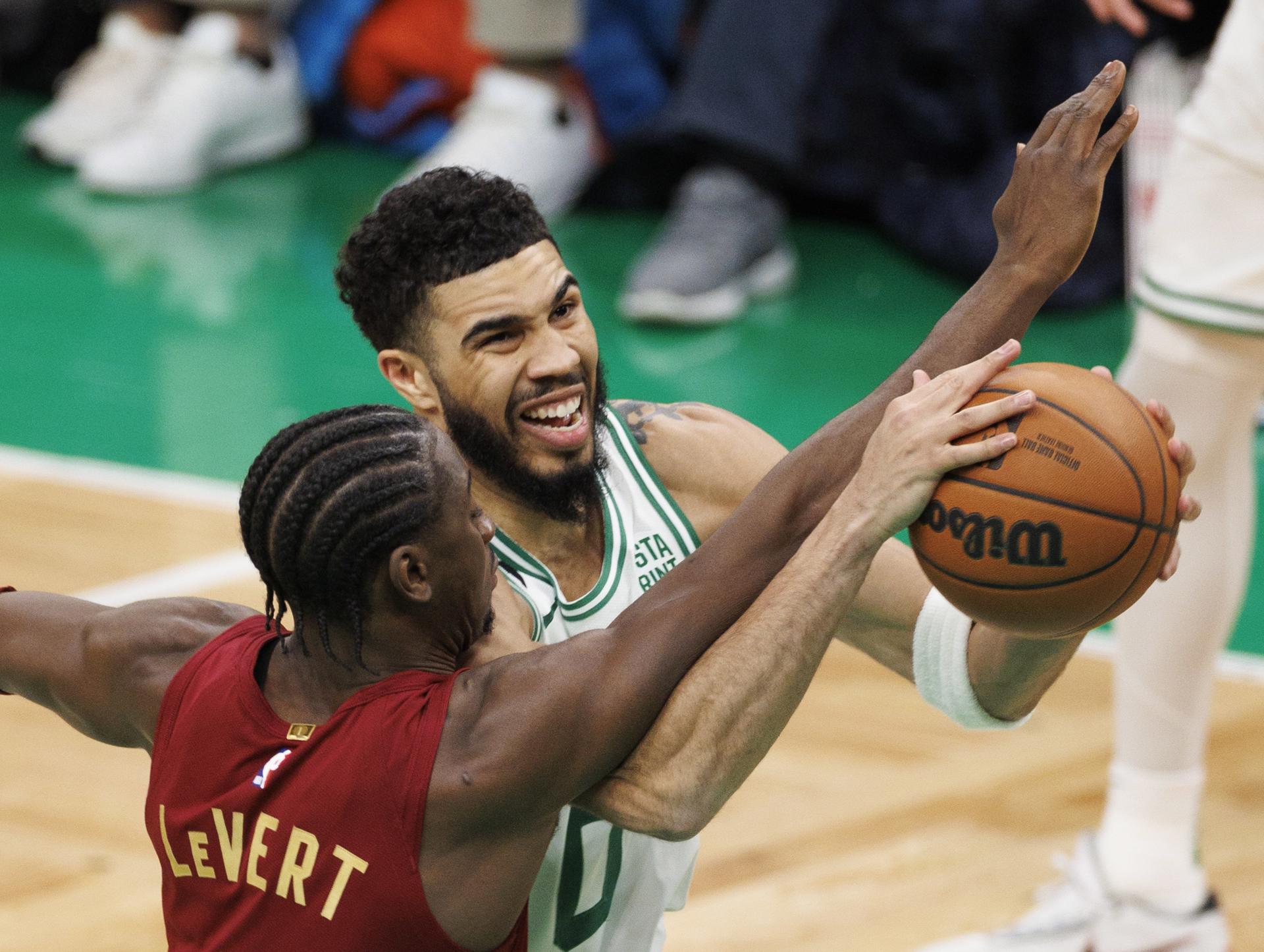 Tatum reactiva a los Celtics a costa de los Cavaliers