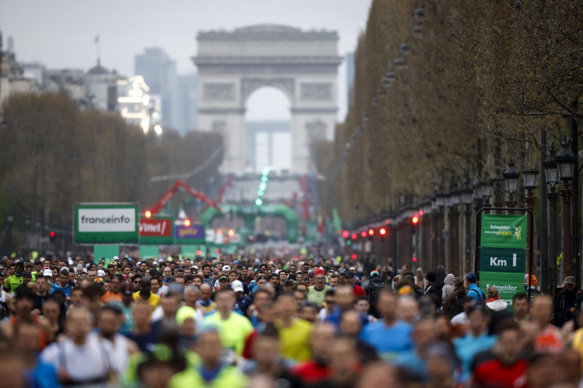 Africanos dominan el Maratón de París
