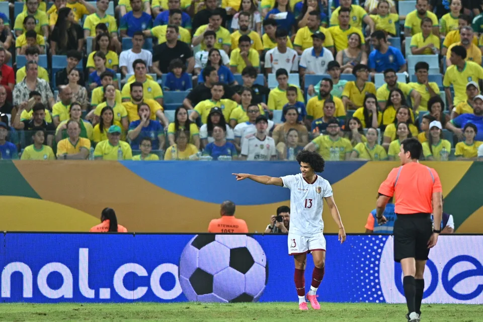 Venezuela sorprende a Brasil con mágico gol de Eduard Bello
