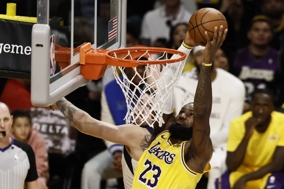 Lakers le ganan el duelo a los Clippers y despiertan